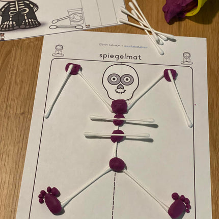 een spiegelend skelet