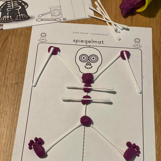 een spiegelend skelet