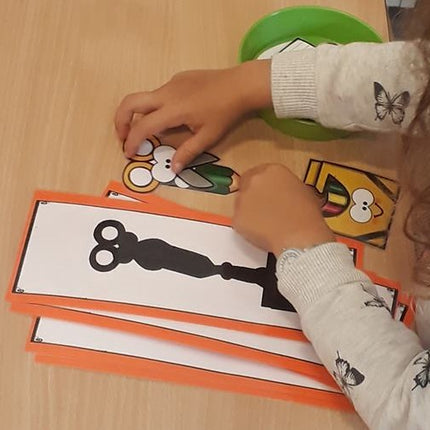 stapelen met grappig schoolmateriaal