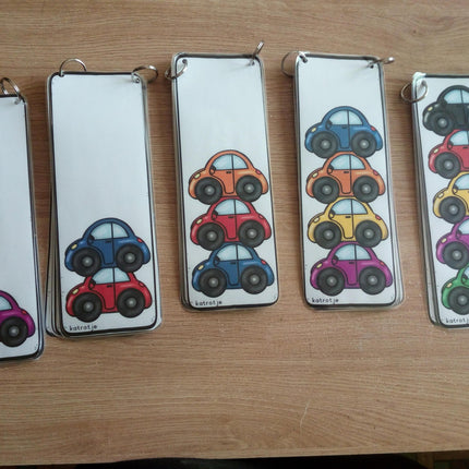 stapelen met gekleurde auto's