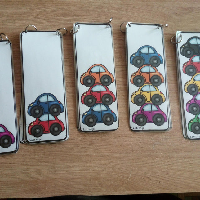 stapelen met gekleurde auto's