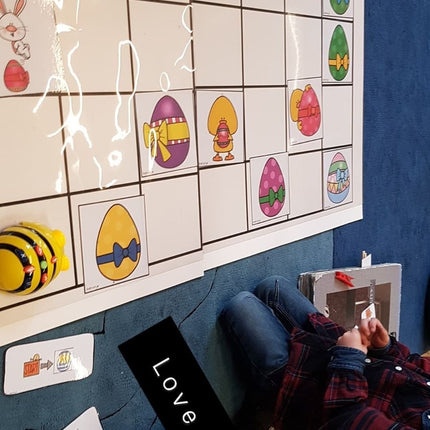 met de beebot paaseieren rapen