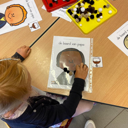de baard van papa met pompons