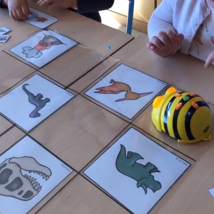 met de bee bot opzoek naar dino's