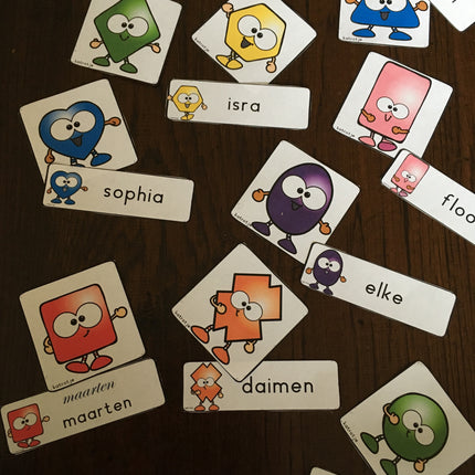 symboolkaarten en naamkaarten met kleurige vormen en spelideeën