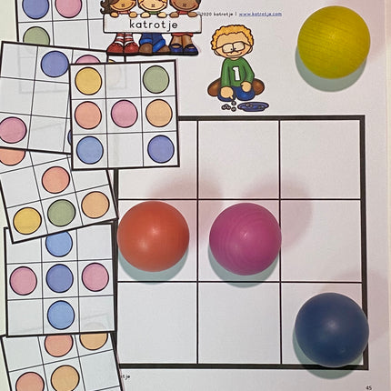 spelen met houten ballen