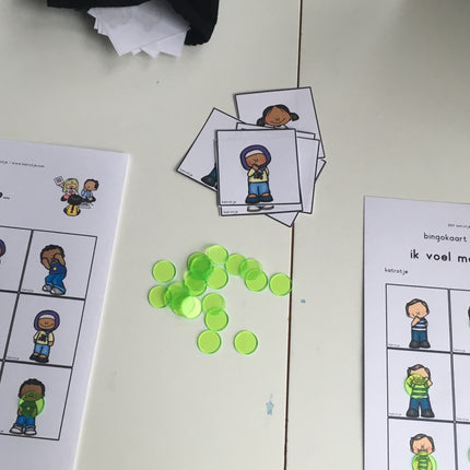 vrolijke vrienden met vele gevoelens