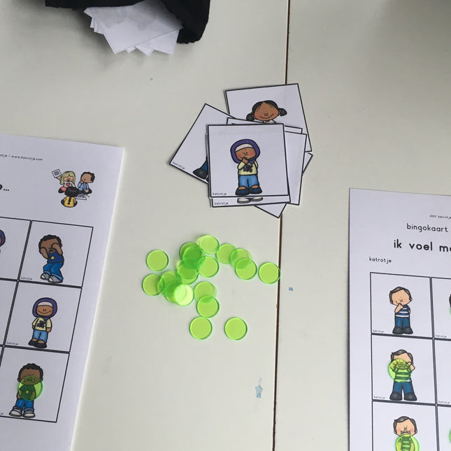 vrolijke vrienden met vele gevoelens