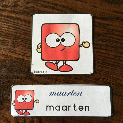 symboolkaarten en naamkaarten met kleurige vormen en spelideeën