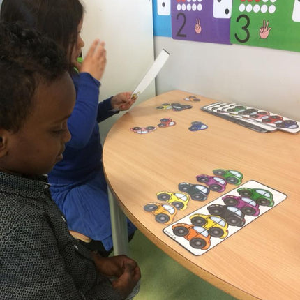 stapelen met gekleurde auto's