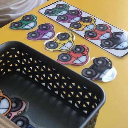 stapelen met gekleurde auto's