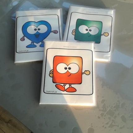 symboolkaarten en naamkaarten met kleurige vormen en spelideeën