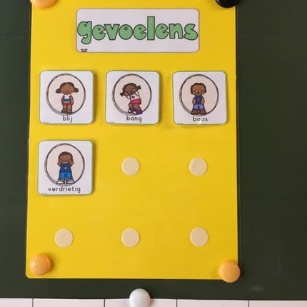 vrolijke vrienden met vele gevoelens