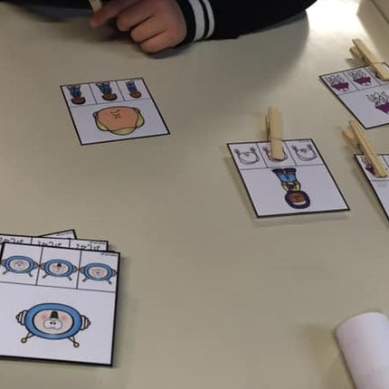 vrolijke vrienden met vele gevoelens