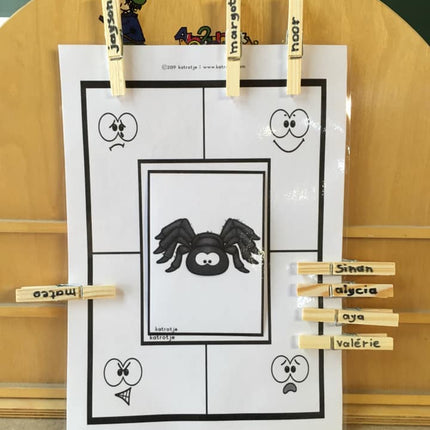 vrolijke vrienden met vele gevoelens