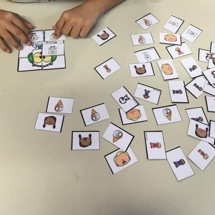 vrolijke vrienden met vele gevoelens