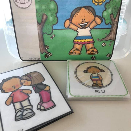 vrolijke vrienden met vele gevoelens