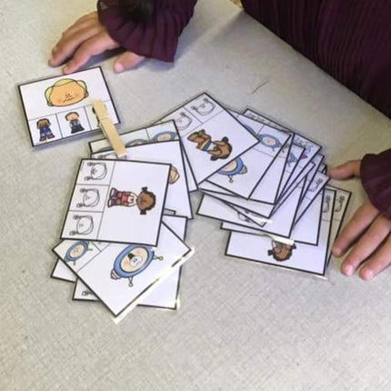 vrolijke vrienden met vele gevoelens