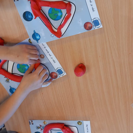 we vliegen door de ruimte